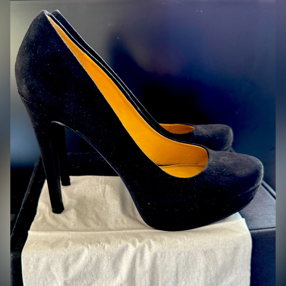 Elegant Black High Heels 
Suede Sz 7 1/2